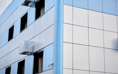 Блог — Оцинкованные металлокассеты или штукатурка: что лучше для реновации здания — фото